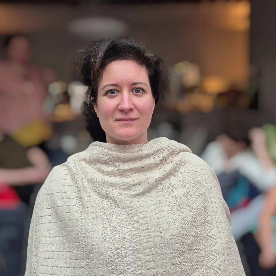 presence_part_in_colored_background_tile_women_n1_bad_color