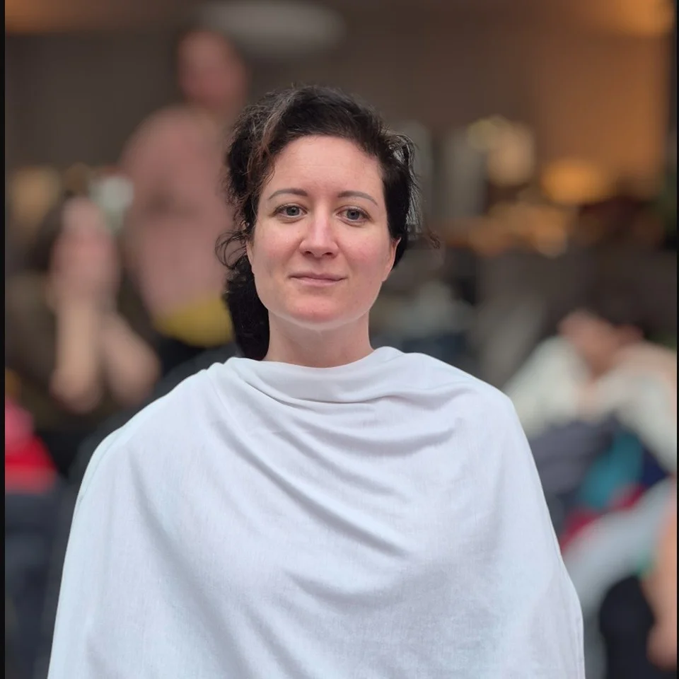 presence_part_in_colored_background_tile_women_n1_good_color