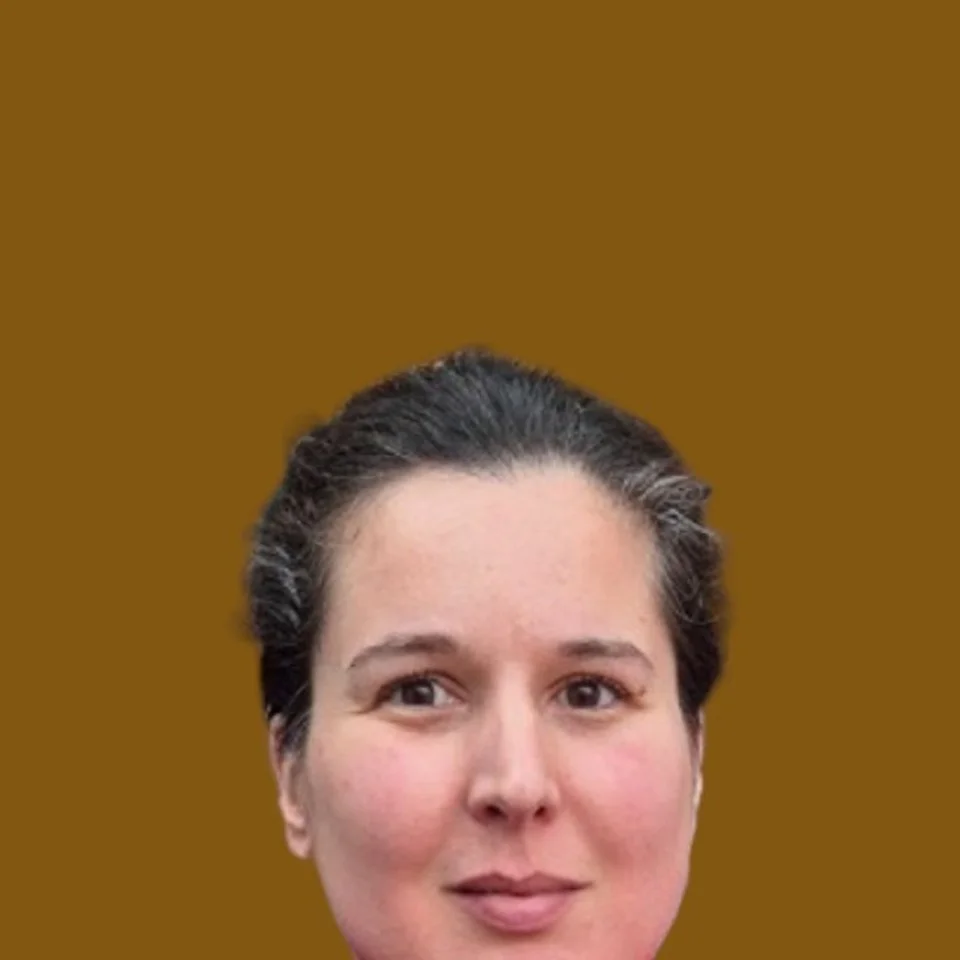 presence_part_in_colored_background_tile_women_n1_bad_color