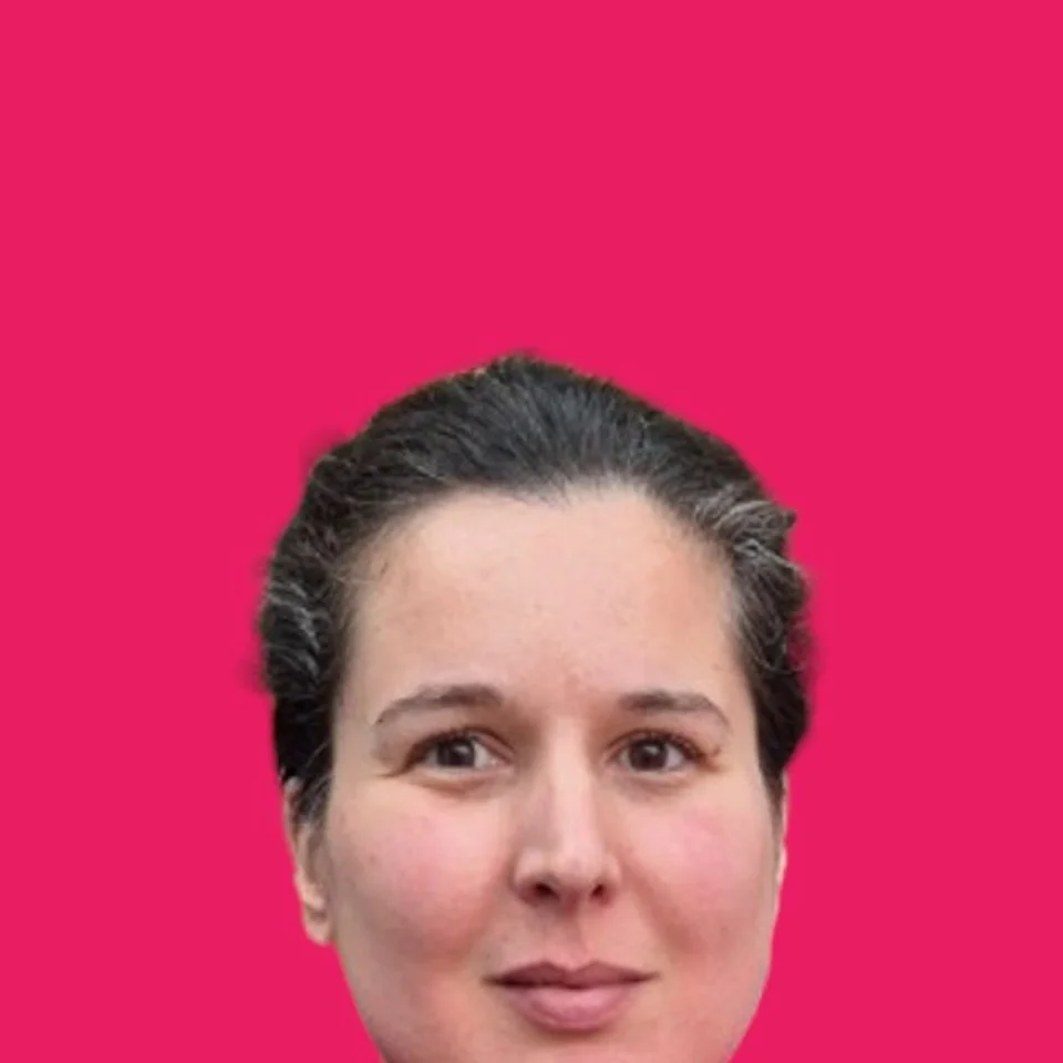 presence_part_in_colored_background_tile_women_n1_good_color